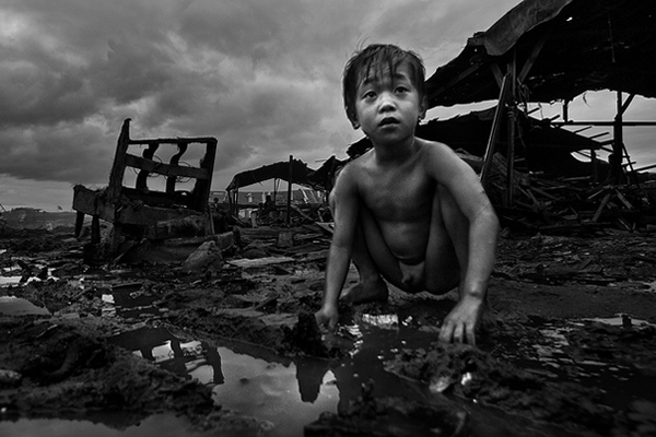 Typhoon Esther in Ulingan (charcoal) , Tondo, Manila - Abandoned chair and forgotten childhood
