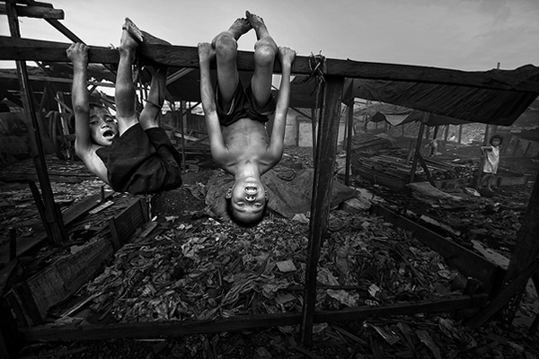 Children of Ulingan (Charcoal Factory), Manila - Fun can be at the most hazardous environment and condition