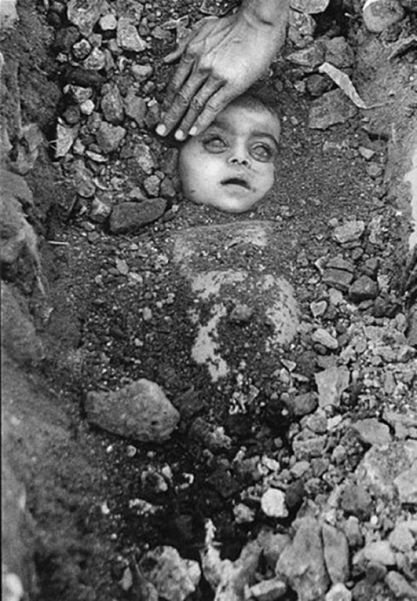 Bhopal Gas Tragedy by Raghu Rai