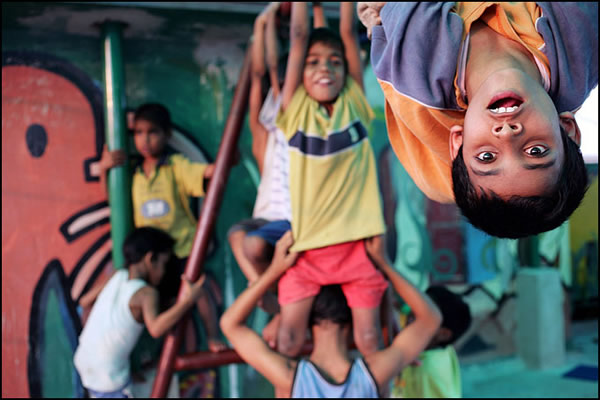 Upside down - Kolkata India - Indian Color Street Photography