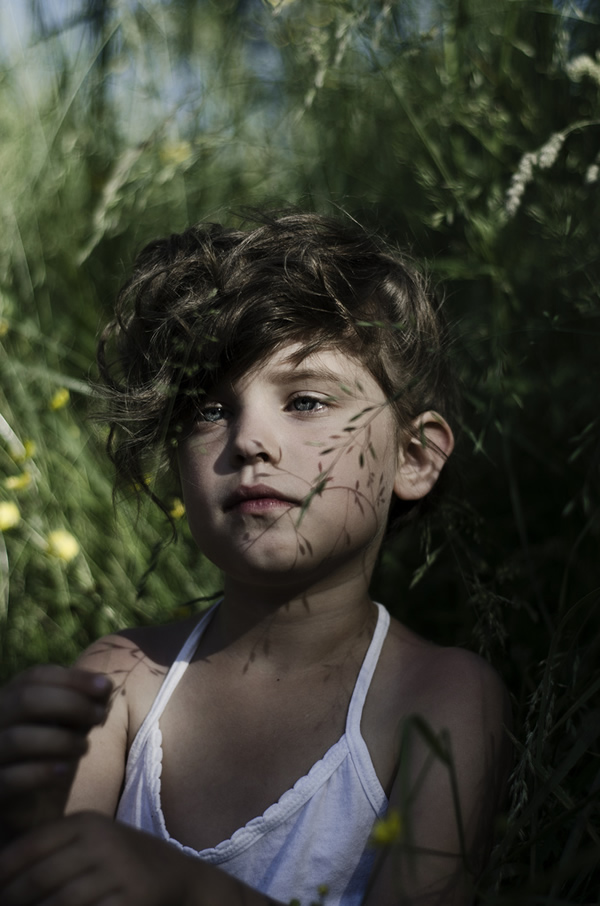 Jack Davison Arresting & Natural Portraits Showing Us The Unguarded Moments