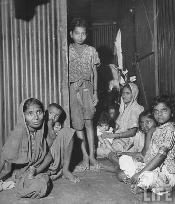 Poor Indian Families living in Chawls - Bombay (Mumbai) 1946 b