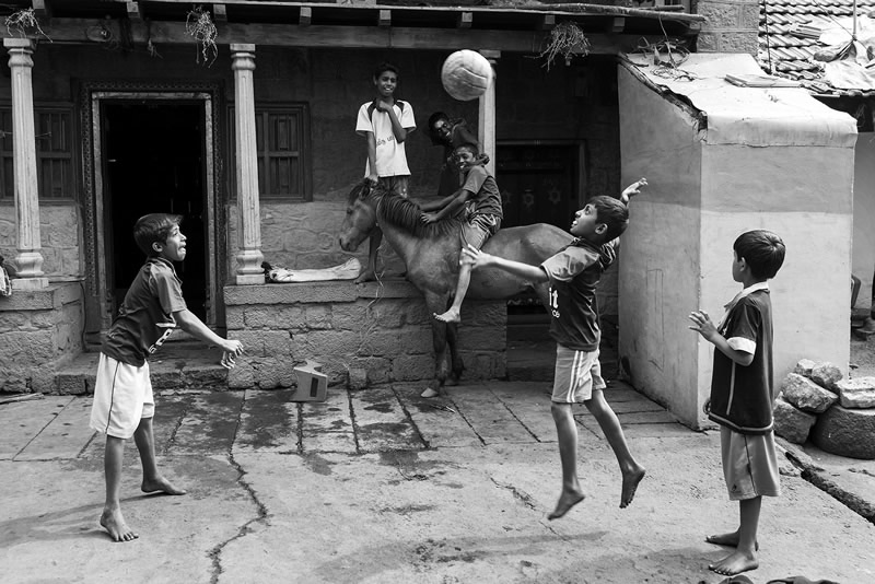 Street Photography in India - 50 Stunning Black and White Photos