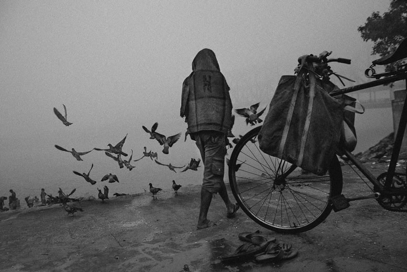 Street Photography in India - 50 Stunning Black and White Photos