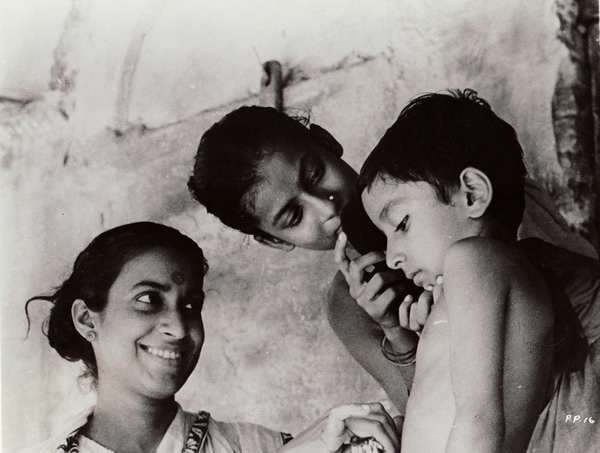 Satyajit Ray talking about Henri Cartier-Bresson's influence on him in his first film Pather Panchali