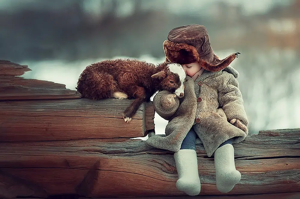 Elena Karneeva – Shoots kids with animals in a most unbelievable way