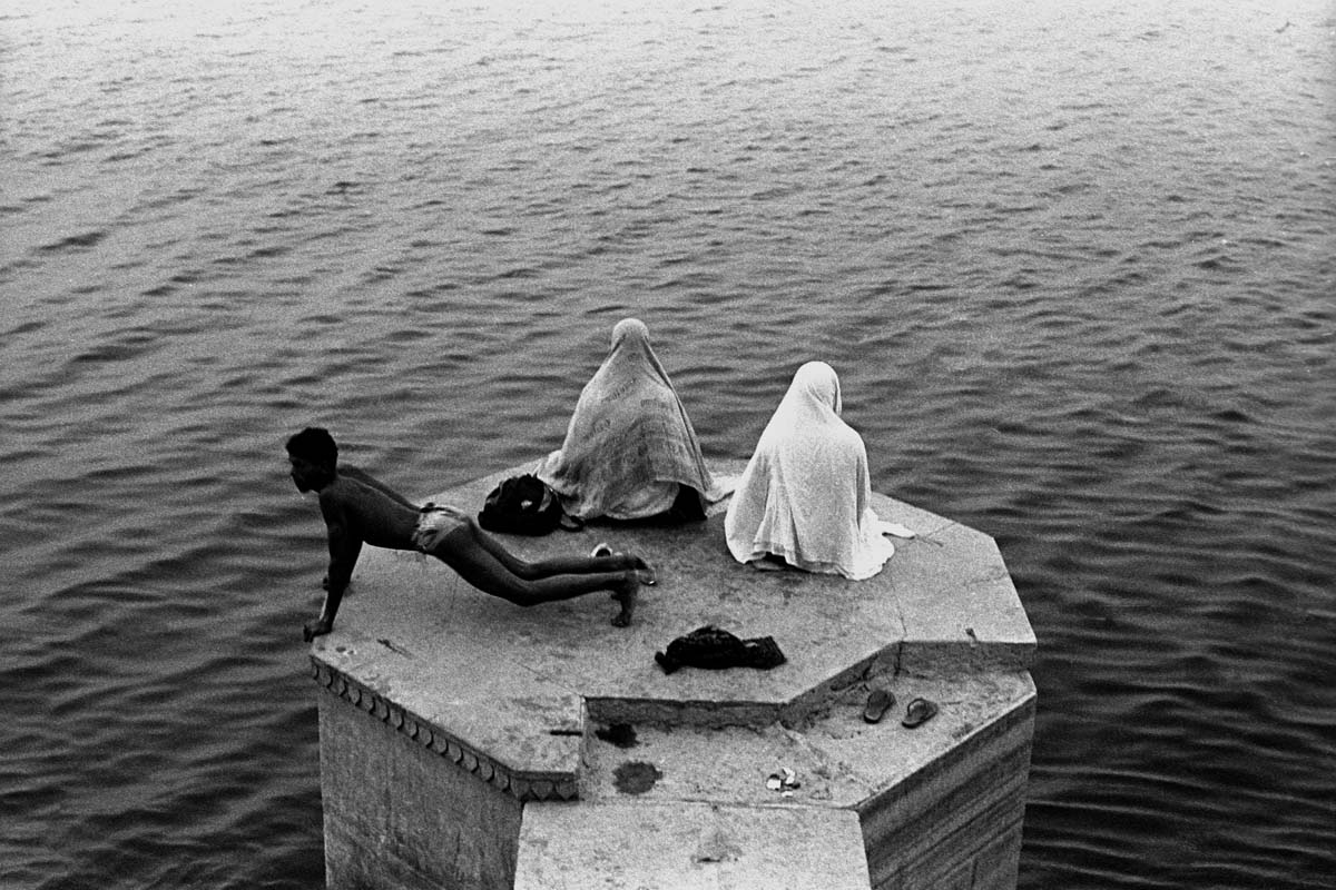 Varanasi: A Sacred City – Photo Series By Indian Photographer Nilanjan Ray