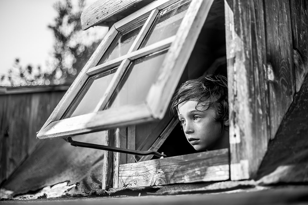 HONORABLE MENTION – “Below the window” by Oriano Nicolau, Spain