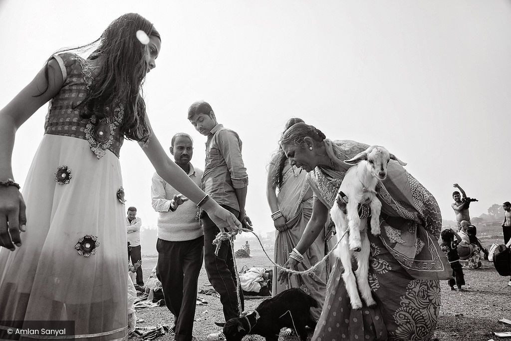 Dolua Mela: Photo Series By Indian Photographer Amlan Sanyal