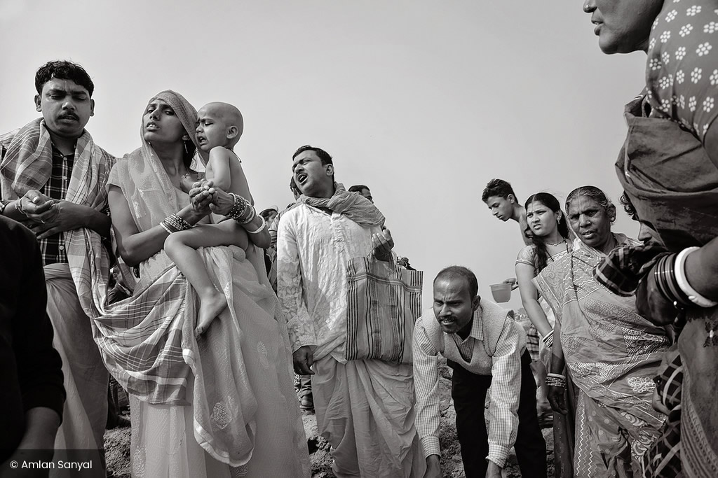 Dolua Mela: Photo Series By Indian Photographer Amlan Sanyal