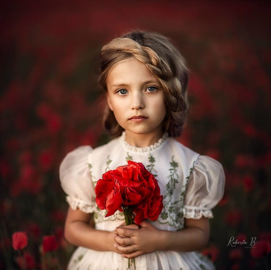 Roberta Baneviciene Beautifully Captured Her Daughter With Every Possible Flower In Her Hand