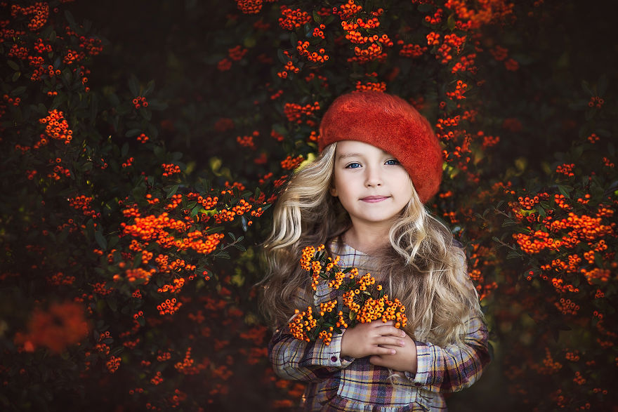 Roberta Baneviciene Beautifully Captured Her Daughter With Every Possible Flower In Her Hand