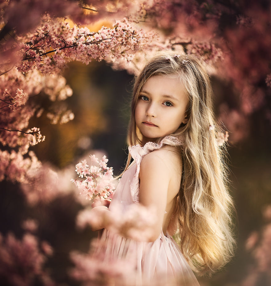 Roberta Baneviciene Beautifully Captured Her Daughter With Every Possible Flower In Her Hand