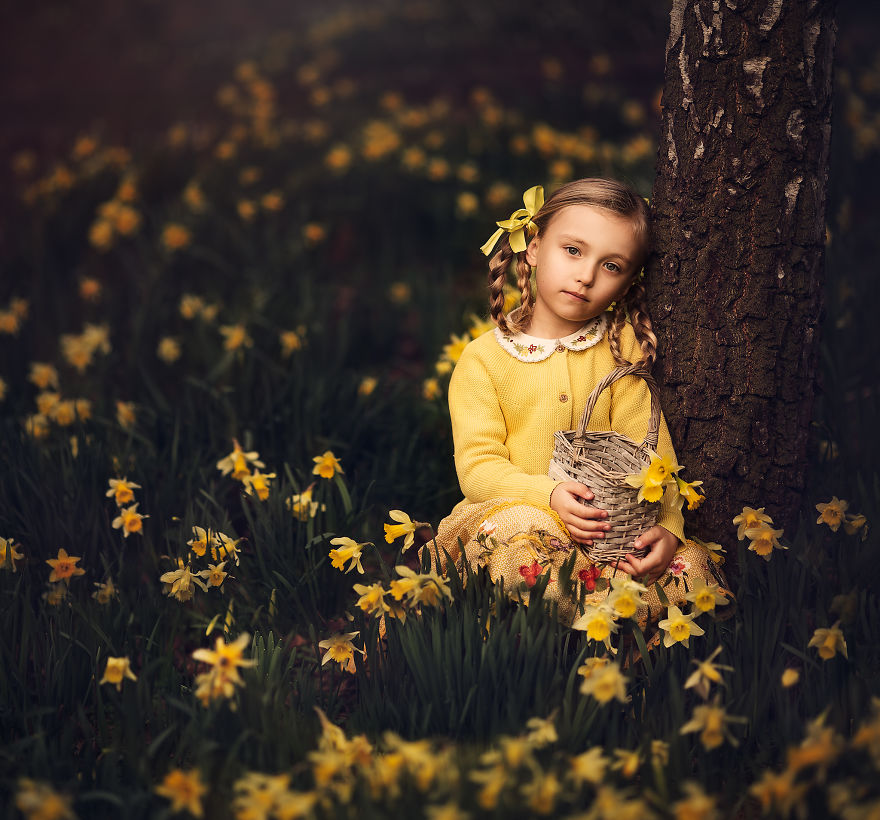 Roberta Baneviciene Beautifully Captured Her Daughter With Every Possible Flower In Her Hand