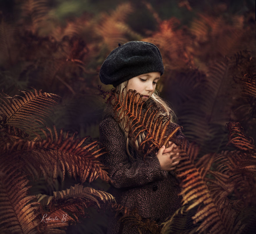 Roberta Baneviciene Beautifully Captured Her Daughter With Every Possible Flower In Her Hand