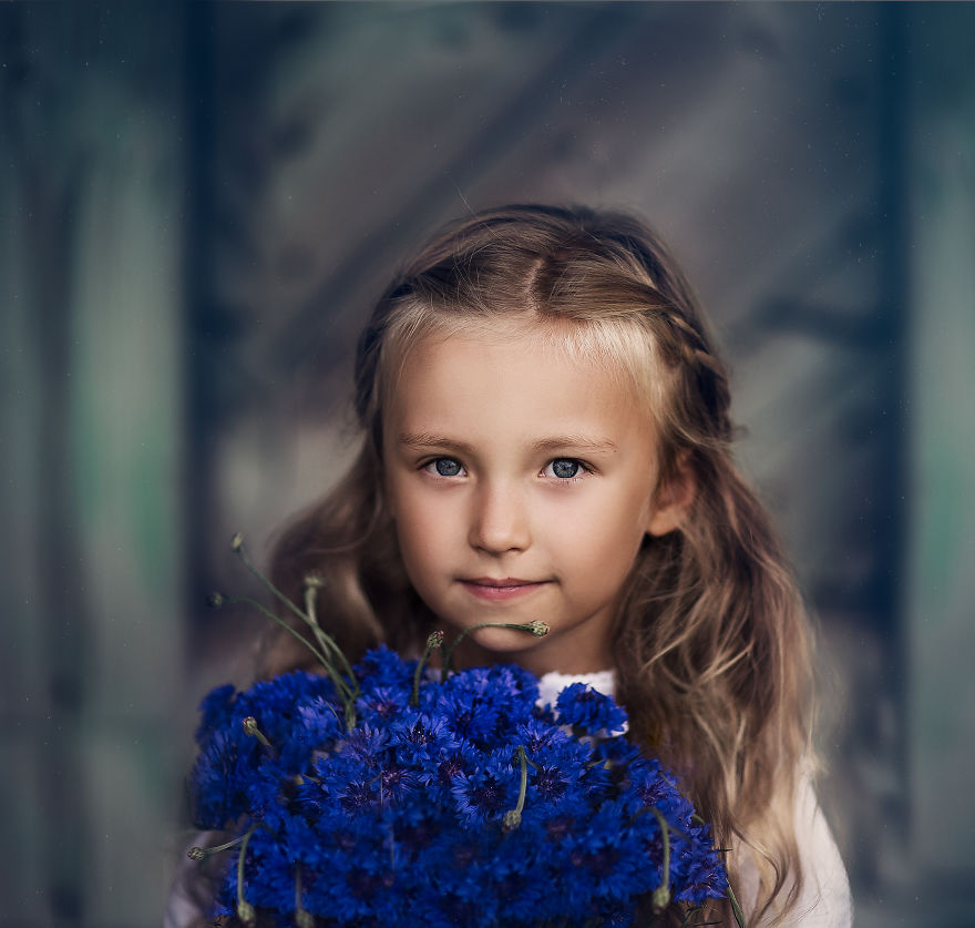 Roberta Baneviciene Beautifully Captured Her Daughter With Every Possible Flower In Her Hand