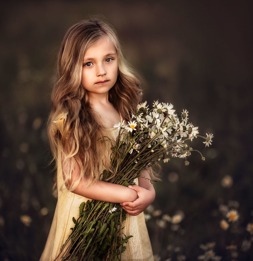 Roberta Baneviciene Beautifully Captured Her Daughter With Every Possible Flower In Her Hand