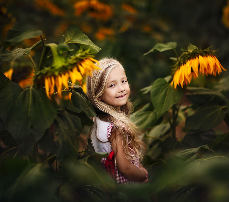 Roberta Baneviciene Beautifully Captured Her Daughter With Every Possible Flower In Her Hand