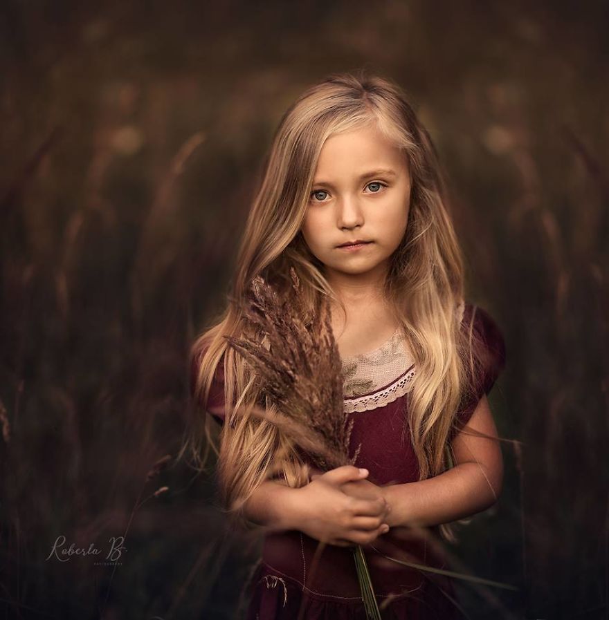 Roberta Baneviciene Beautifully Captured Her Daughter With Every Possible Flower In Her Hand