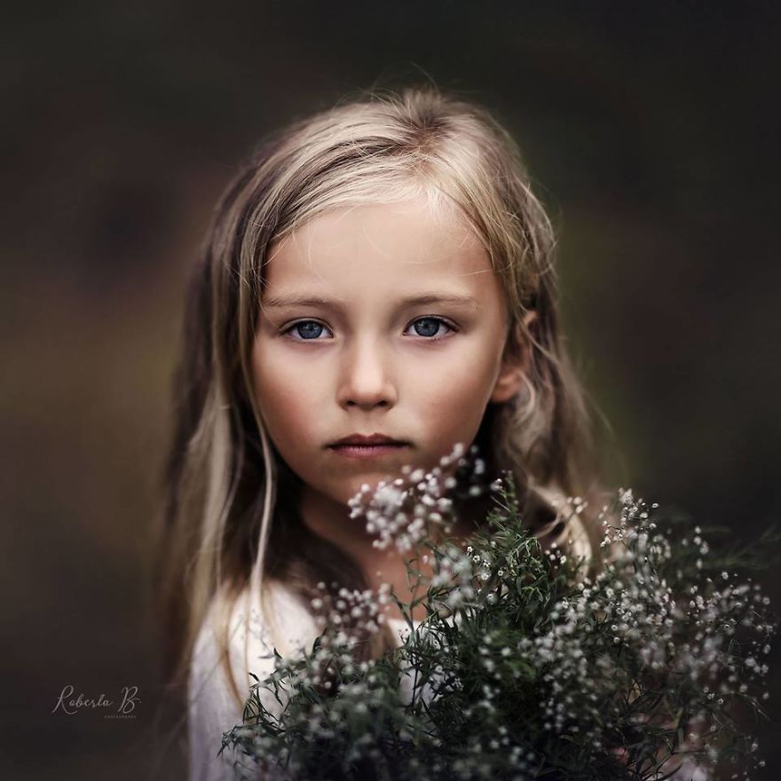 Roberta Baneviciene Beautifully Captured Her Daughter With Every Possible Flower In Her Hand