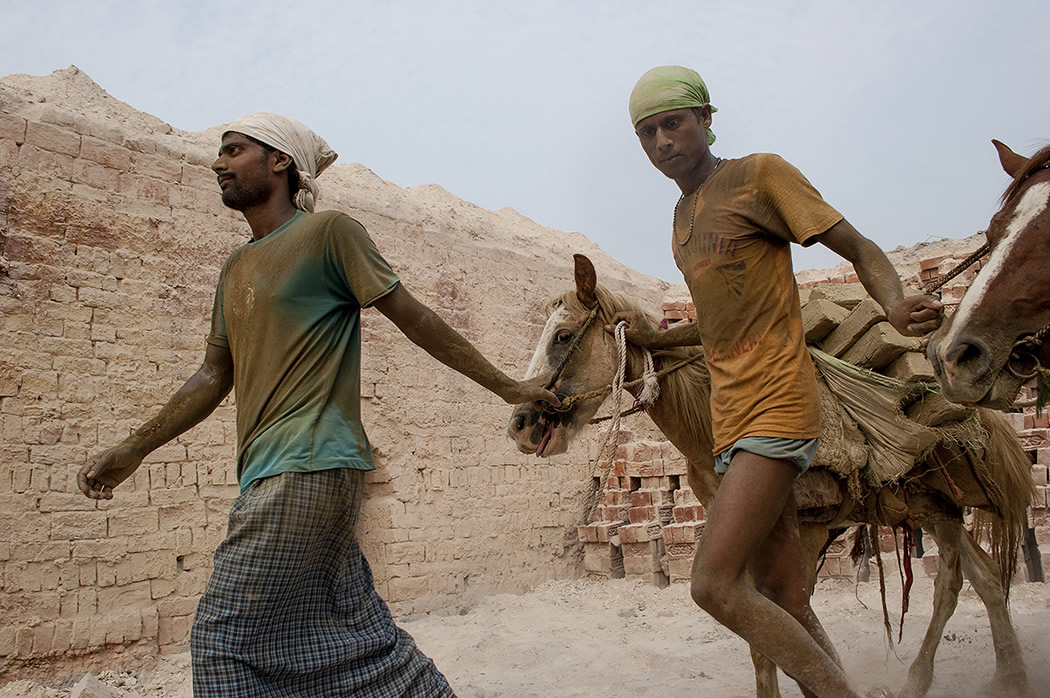 Varanasi’s Brick Kiln Workers: Photo Series By Rajesh Kumar Singh