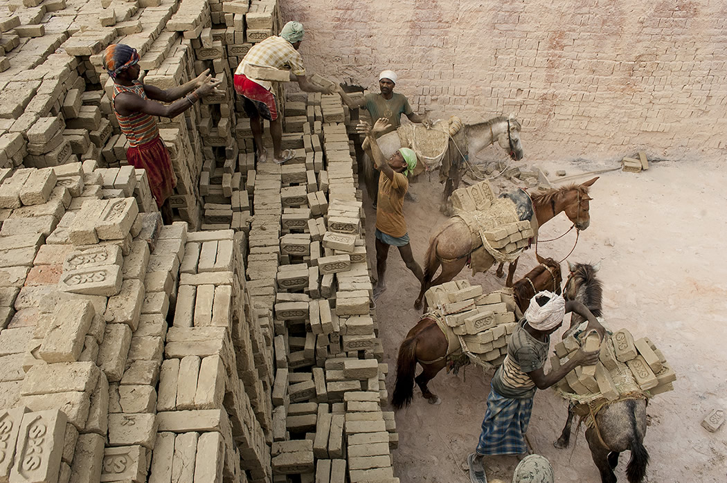 Varanasi’s Brick Kiln Workers: Photo Series By Rajesh Kumar Singh