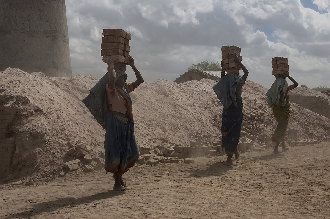 Varanasi’s Brick Kiln Workers: Photo Series By Rajesh Kumar Singh