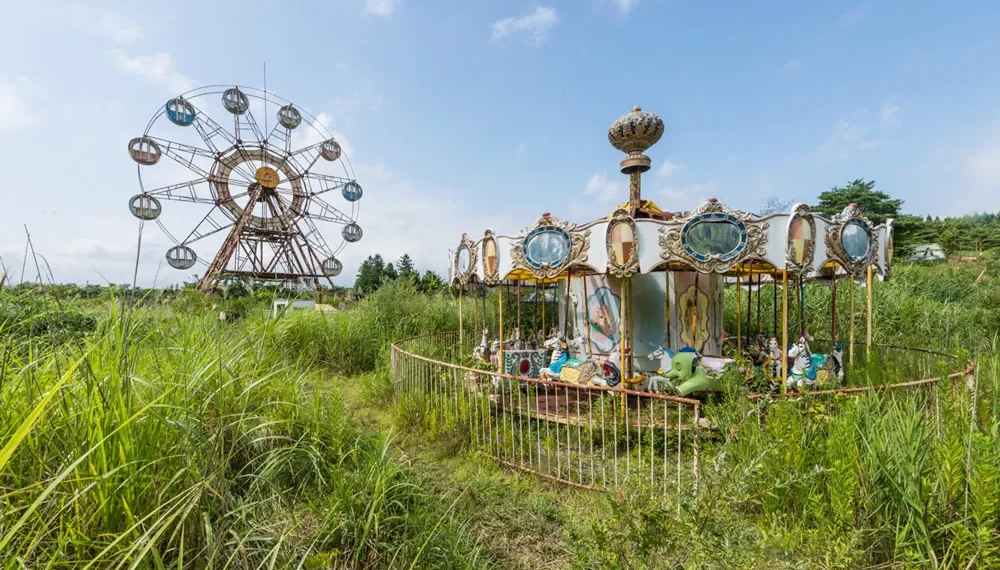 Sonatine - Abandoned Places In Japan: Photo Series By Romain Veillon 22 Abandoned carousel and ferris wheel overgrown with weeds in Japan