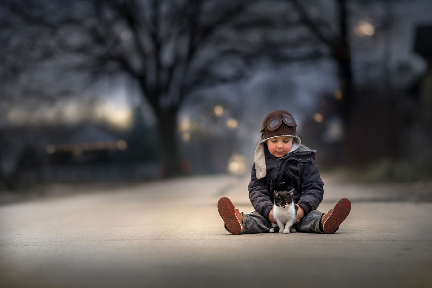 Photographer Iwona Podlasińska Captured The Most Magical Moments of His Son With Cats