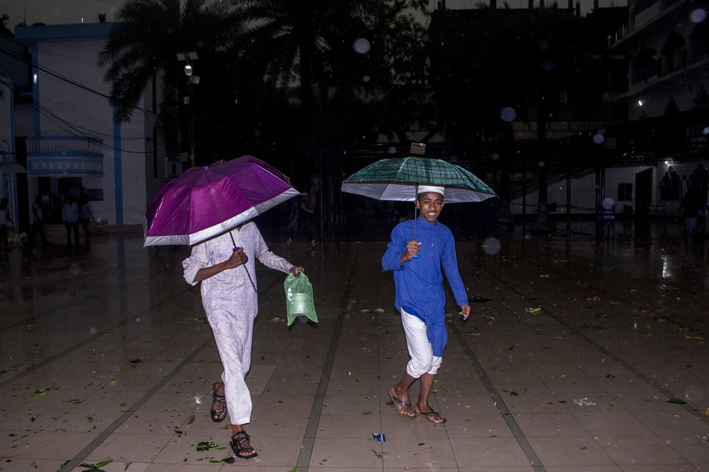 Night Colors: Street Photography Series By Bangladesh Photographer Ayman Nakib