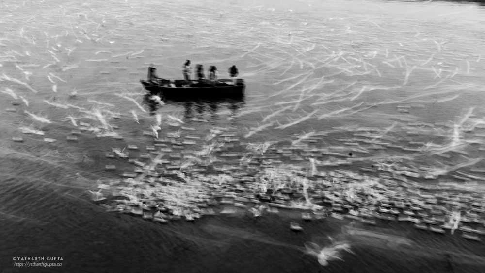 Migratory Bustle At Yamuna Ghat: Photo Series By Yatharth Gupta