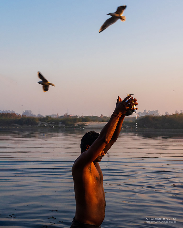 Migratory Bustle At Yamuna Ghat: Photo Series By Yatharth Gupta