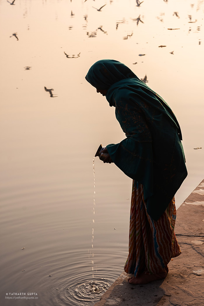 Migratory Bustle At Yamuna Ghat: Photo Series By Yatharth Gupta