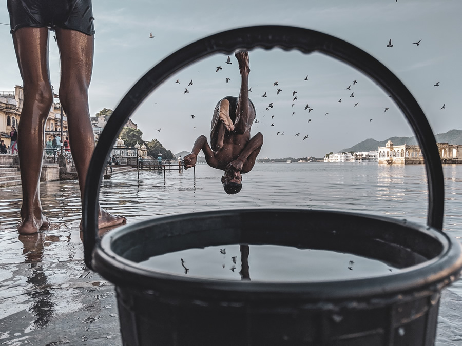 Street Photography & The Art of Composition – 30 Majestic Photographs (Part 12)