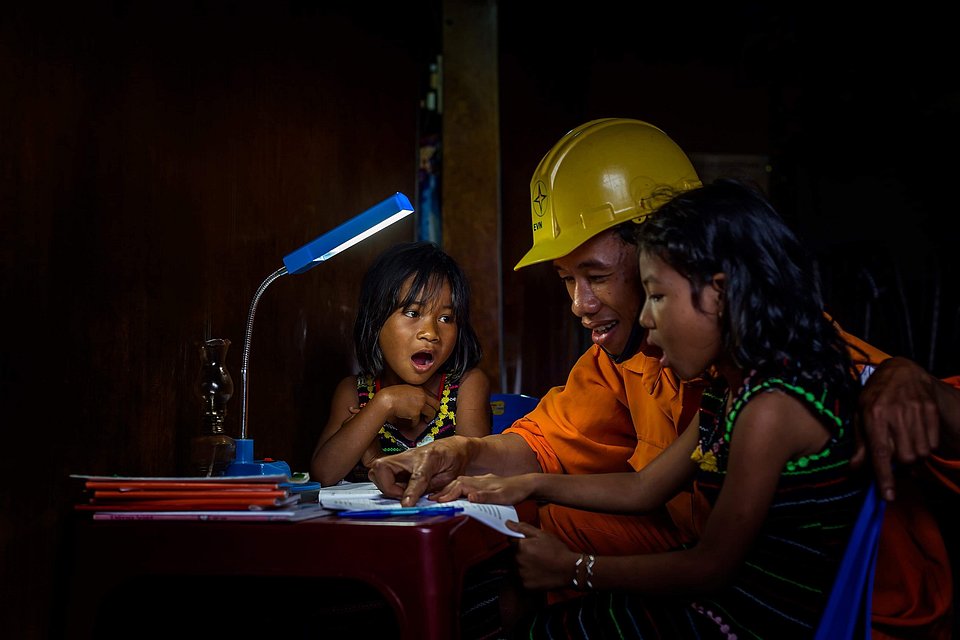 The electrician is teaching children - Vietnam