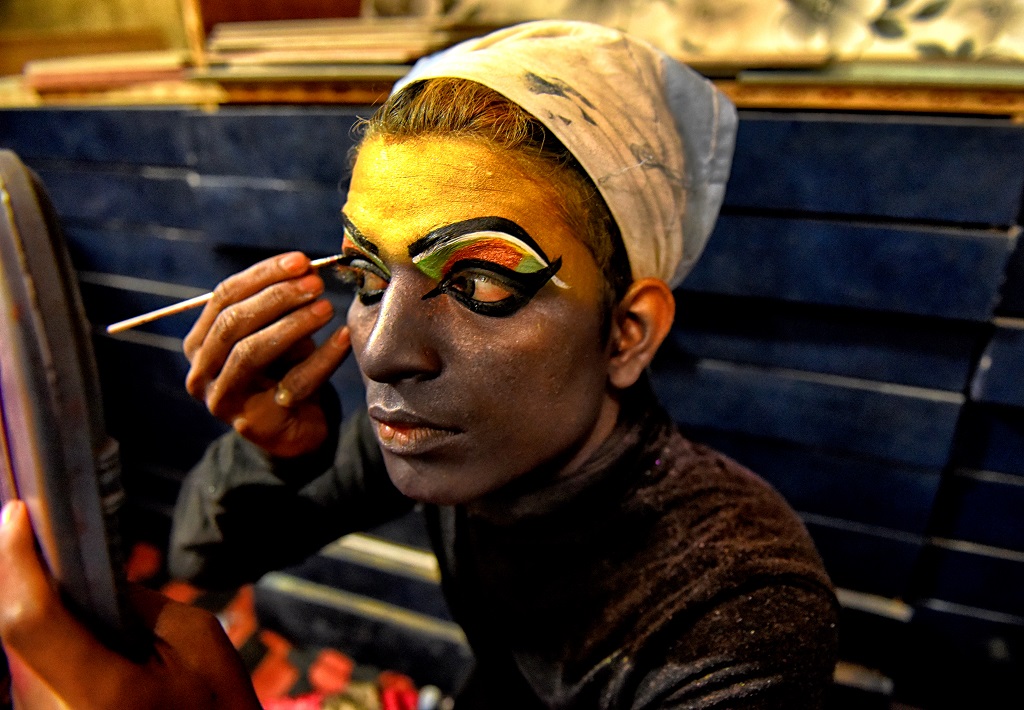 Cultural Vibrance of Shivaratri Festival: Photo Series By Avishek Das 