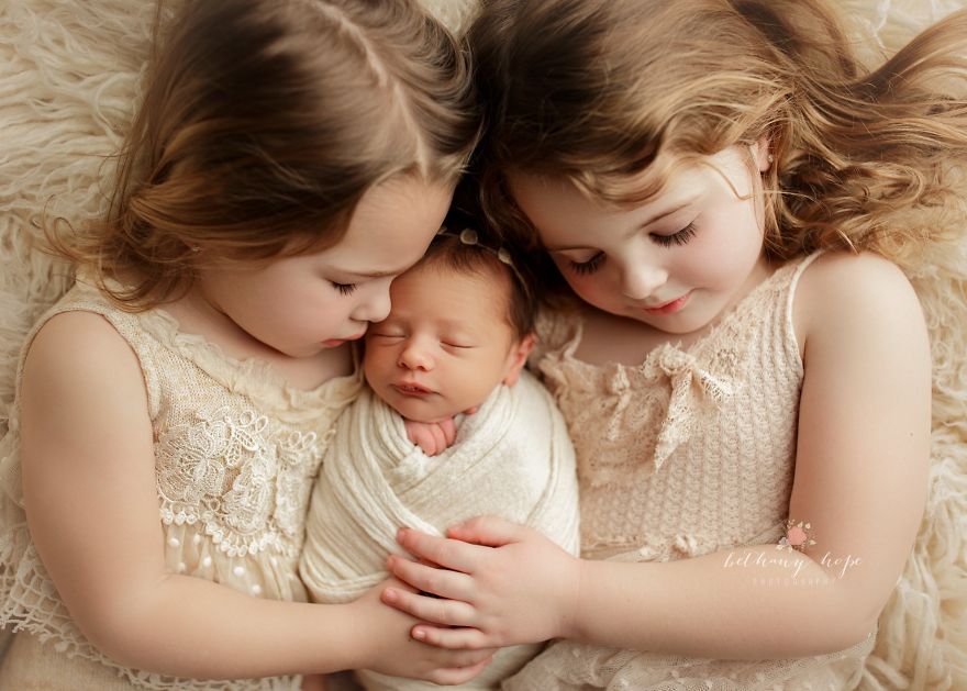 Beautiful Newborn Babies And Their Siblings Captured by Bethany Hope