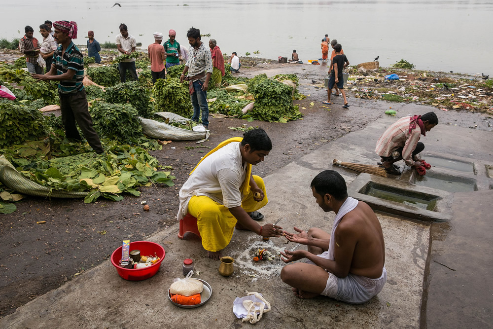 Life Around The Ghats Of Howrah By Pritam Sen