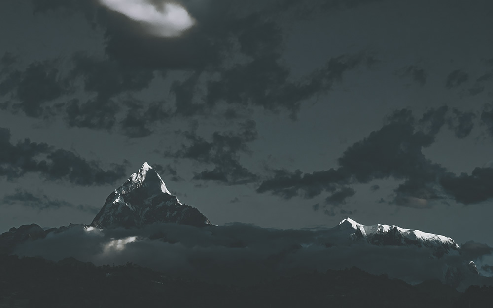 Dark n' Stormy: Everest & Annapurna Ranges Captured By Javi Lorbada