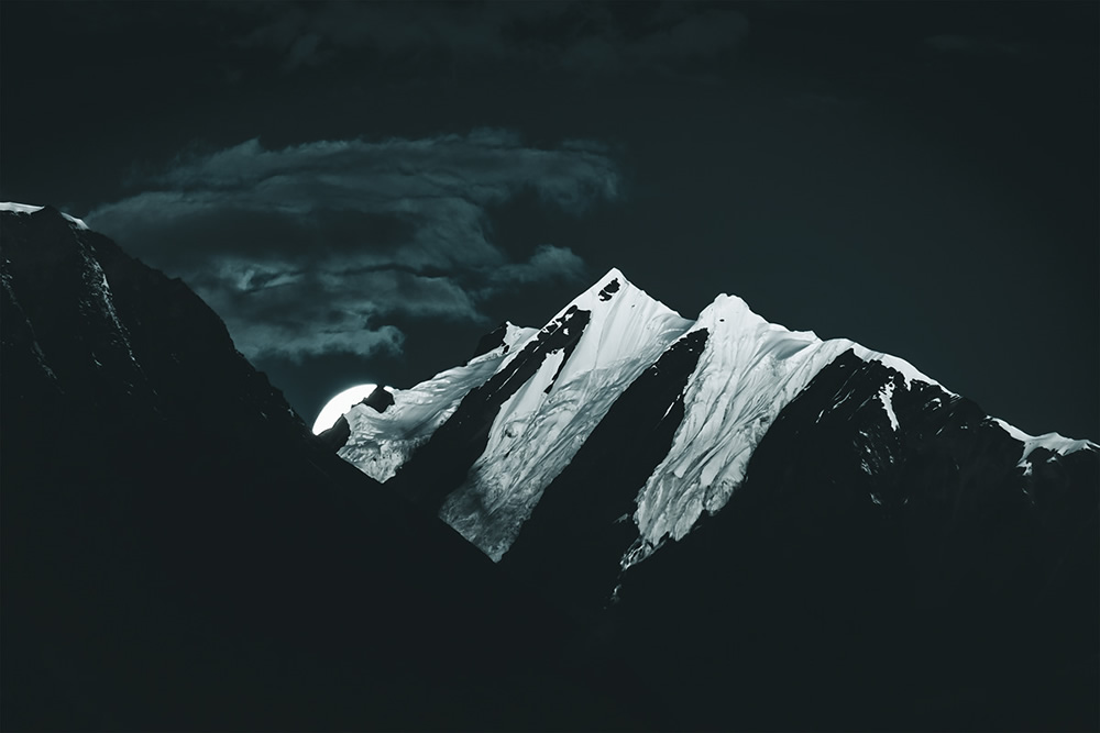 Dark n' Stormy: Everest & Annapurna Ranges Captured By Javi Lorbada