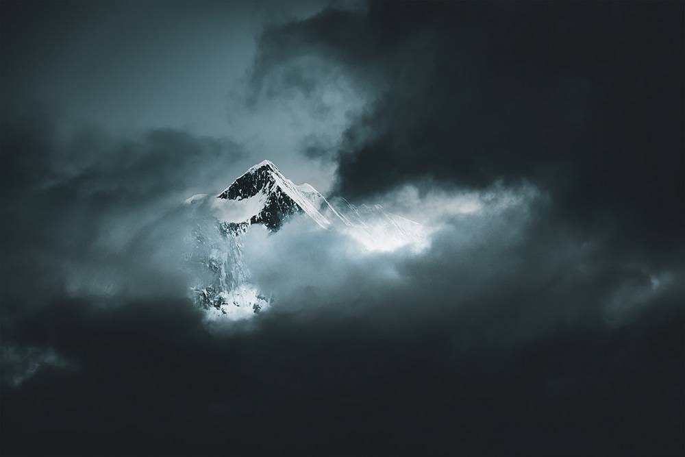 Dark n' Stormy: Everest & Annapurna Ranges Captured By Javi Lorbada