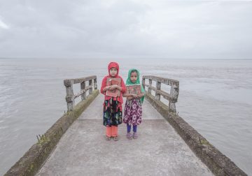 Waiting For The Last Wave: Photo Series By Moniruzzman Sazal