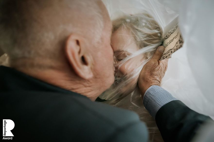 The Best 25 Wedding Photos Taken During The Pandemic