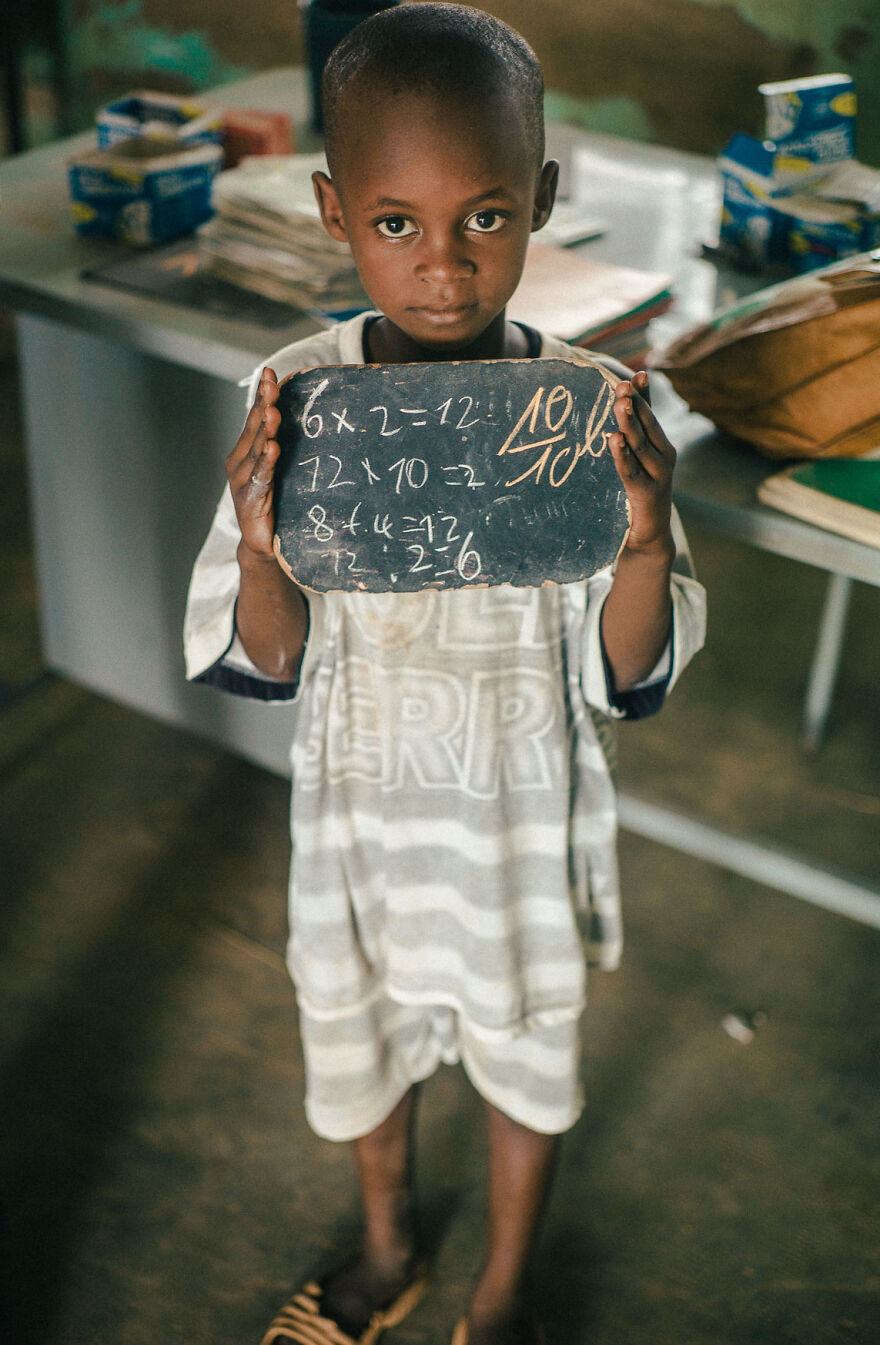 Um aluno mostrando seus bons resultados, Fada N'Gourma, Burkina Faso