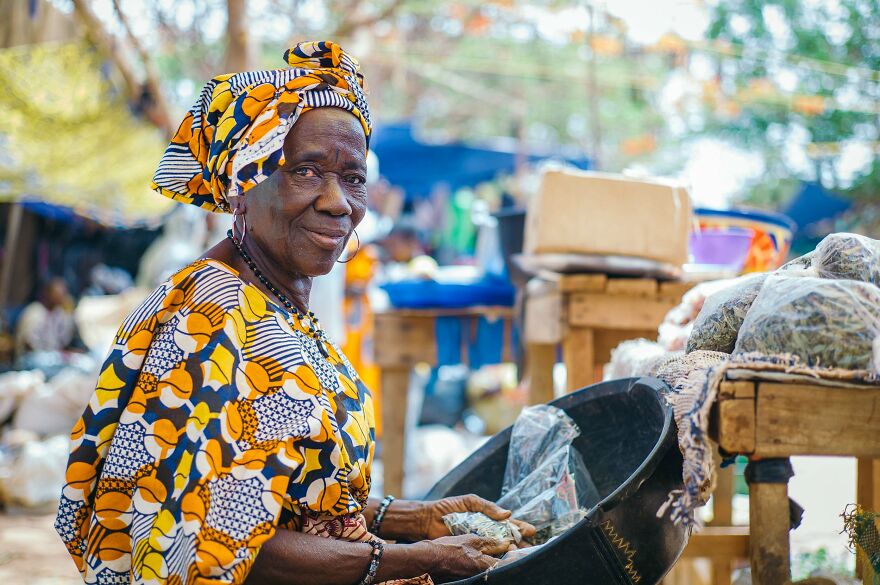 A visita ao mercado central em Burkina Faso foi um momento memorável.  Tive a chance de testemunhar a vida cotidiana de pessoas hospitaleiras na localidade, que se vestiam de maneira impressionante com suas roupas coloridas e estampadas típicas