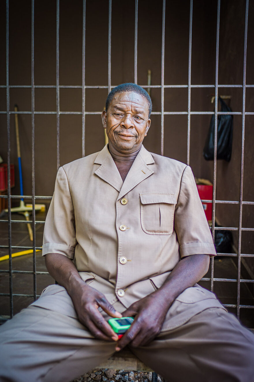 Retrato de um homem idoso em Ouagadougou, capital de Burkina Faso