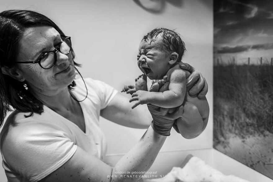 Photographer Renate van Lith Amazingly Captured Raw And Powerful Side Of Birth