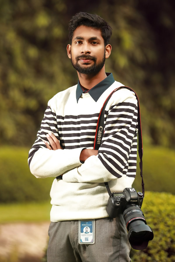 Man photographer with a DSLR camera in her hands posing in the forest Stock  Photo - Alamy