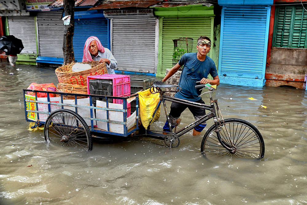 A City Road On A Rainy Day: A Photo Series By Shaibal Nandi