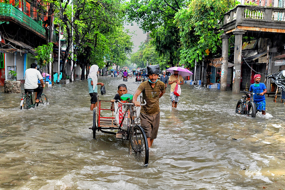 A City Road On A Rainy Day: A Photo Series By Shaibal Nandi